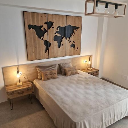 The Waves Bed & Breakfast Теразини Екстериор снимка