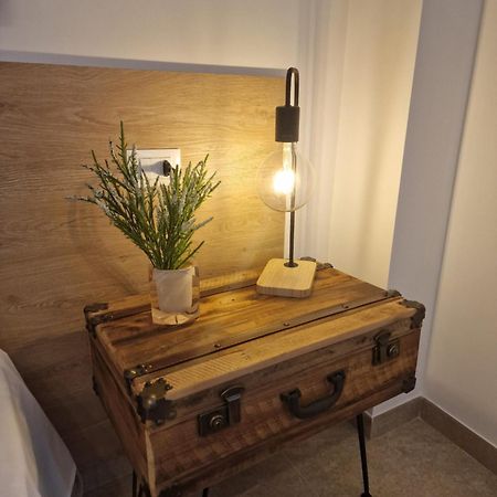 The Waves Bed & Breakfast Теразини Екстериор снимка