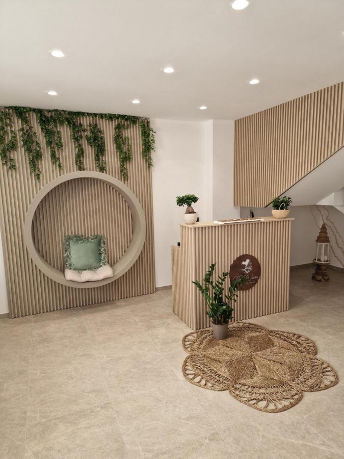The Waves Bed & Breakfast Теразини Екстериор снимка