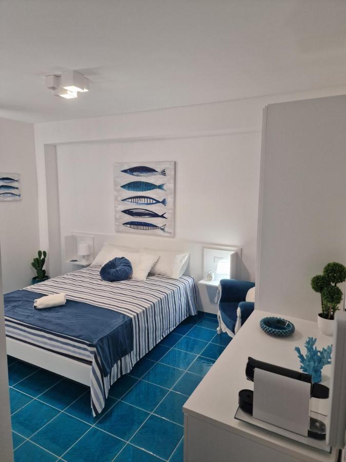 The Waves Bed & Breakfast Теразини Екстериор снимка