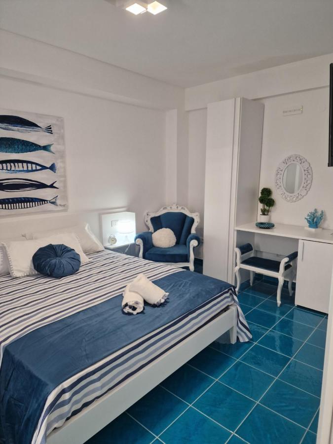 The Waves Bed & Breakfast Теразини Екстериор снимка