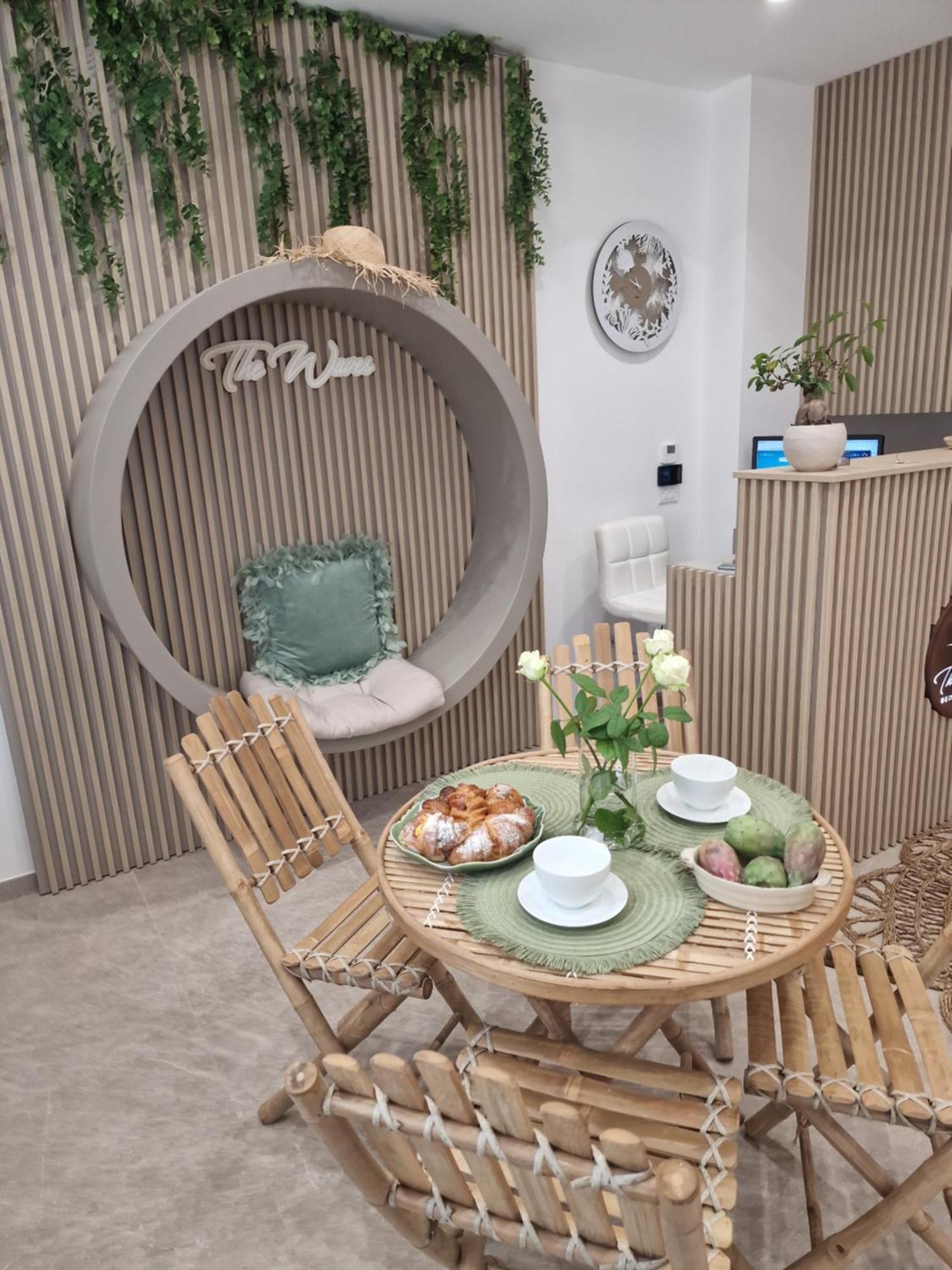 The Waves Bed & Breakfast Теразини Екстериор снимка